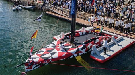 lluna rosssa prada barca a vela|Luna Rossa cambia stile: la nuova barca a vela Prada Pirelli per l .